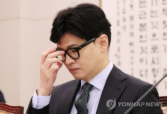 한동훈 법무부 장관이 지난 25일 오전 국회에서 열린 법제사법위원회 전체회의에서 안경을 고쳐쓰고 있다.<연합뉴스>